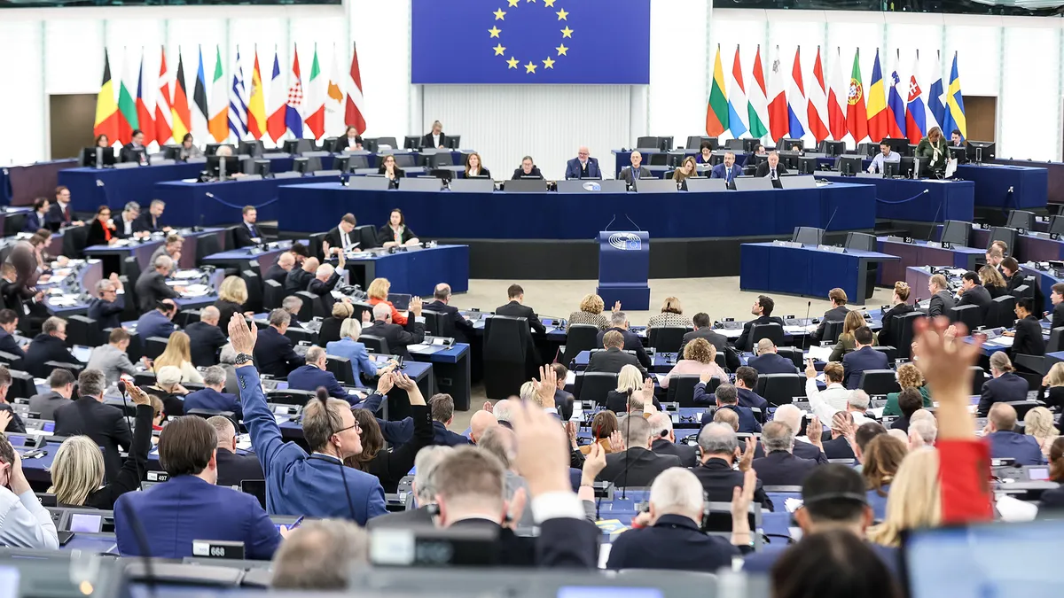 CO₂ des poids lourds : proche de la Commission, le Parlement introduit néanmoins des amendements de la droite sur les carburants alternatifs