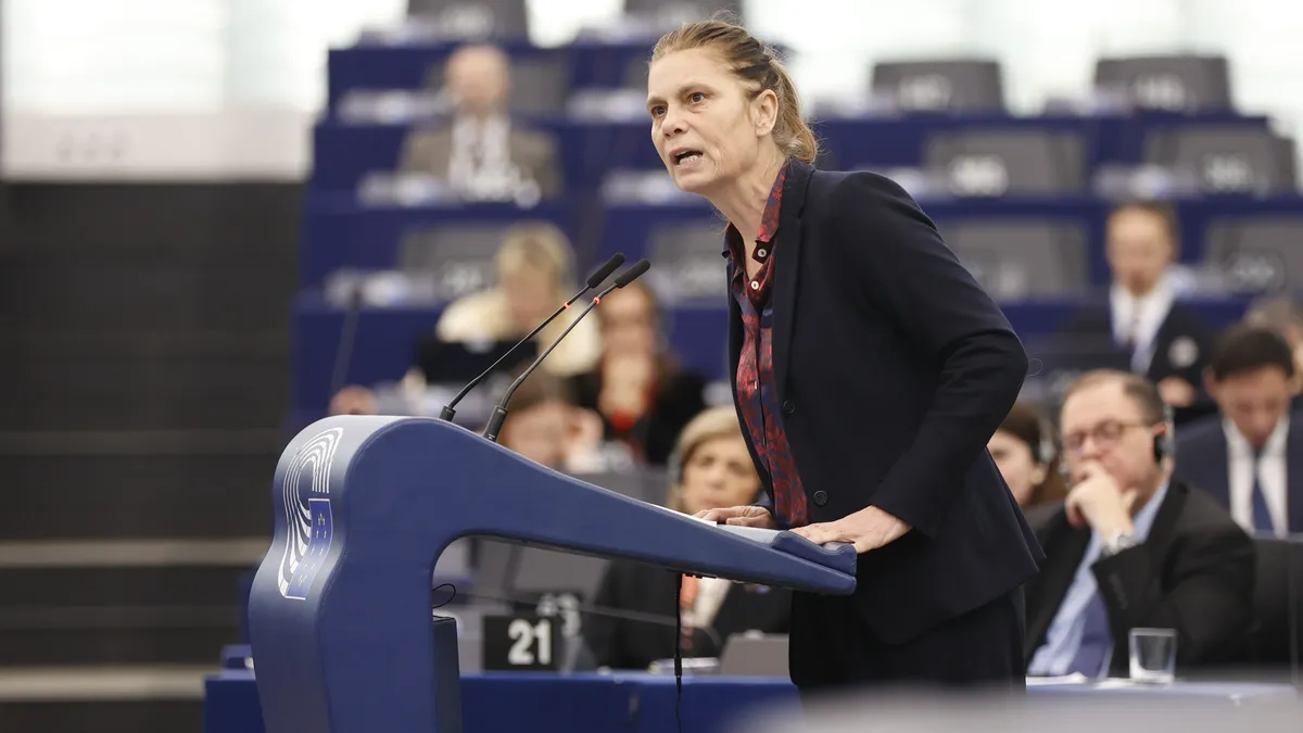 Rejeté par le Parlement européen, le règlement pesticides six pieds sous terre