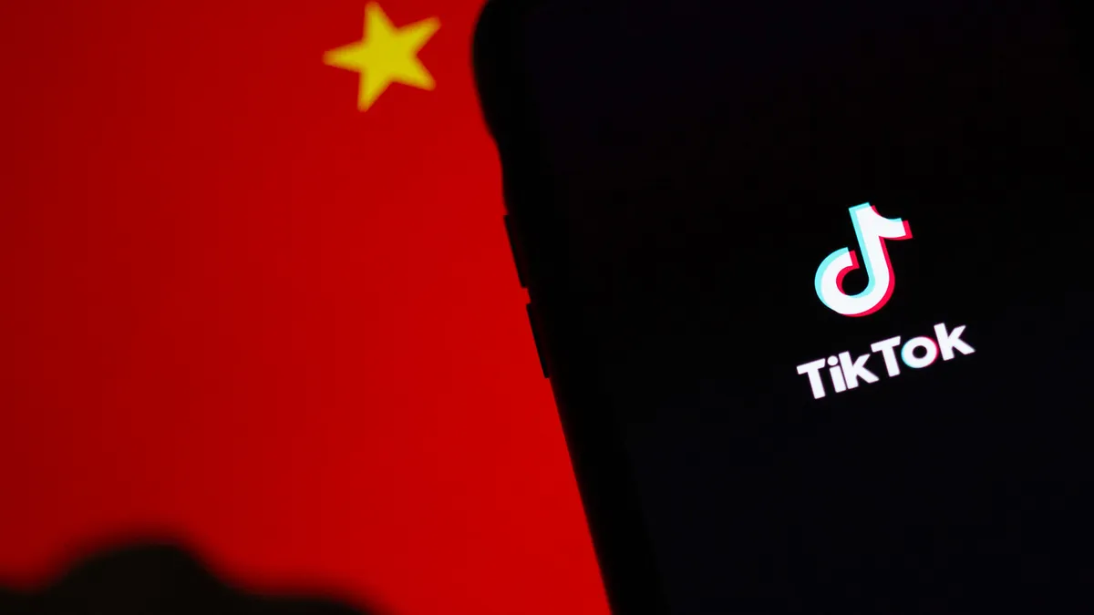 Du « soft power » à la papa à la communication de crise : comment le réseau social TikTok tente de sauver sa peau