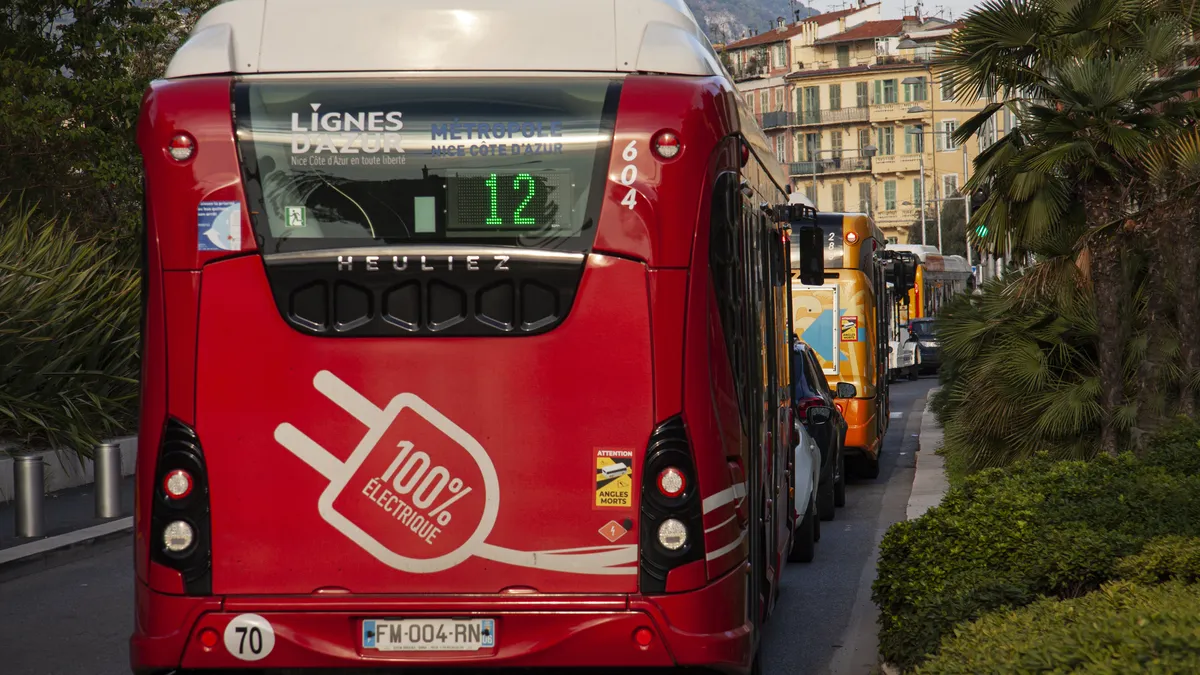 Émissions de CO₂ des poids lourds : Parlement et Conseil s’accordent sur le dernier texte majeur du Green Deal sur les transports