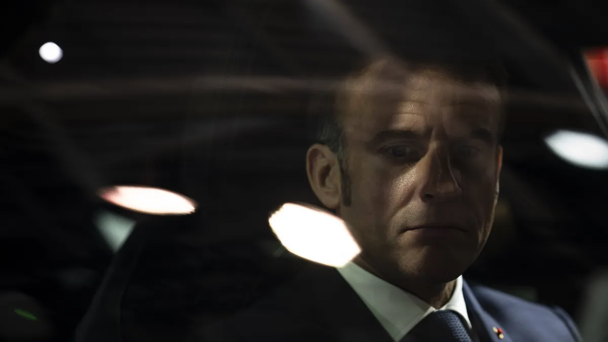 Emmanuel Macron, un retrait très actif