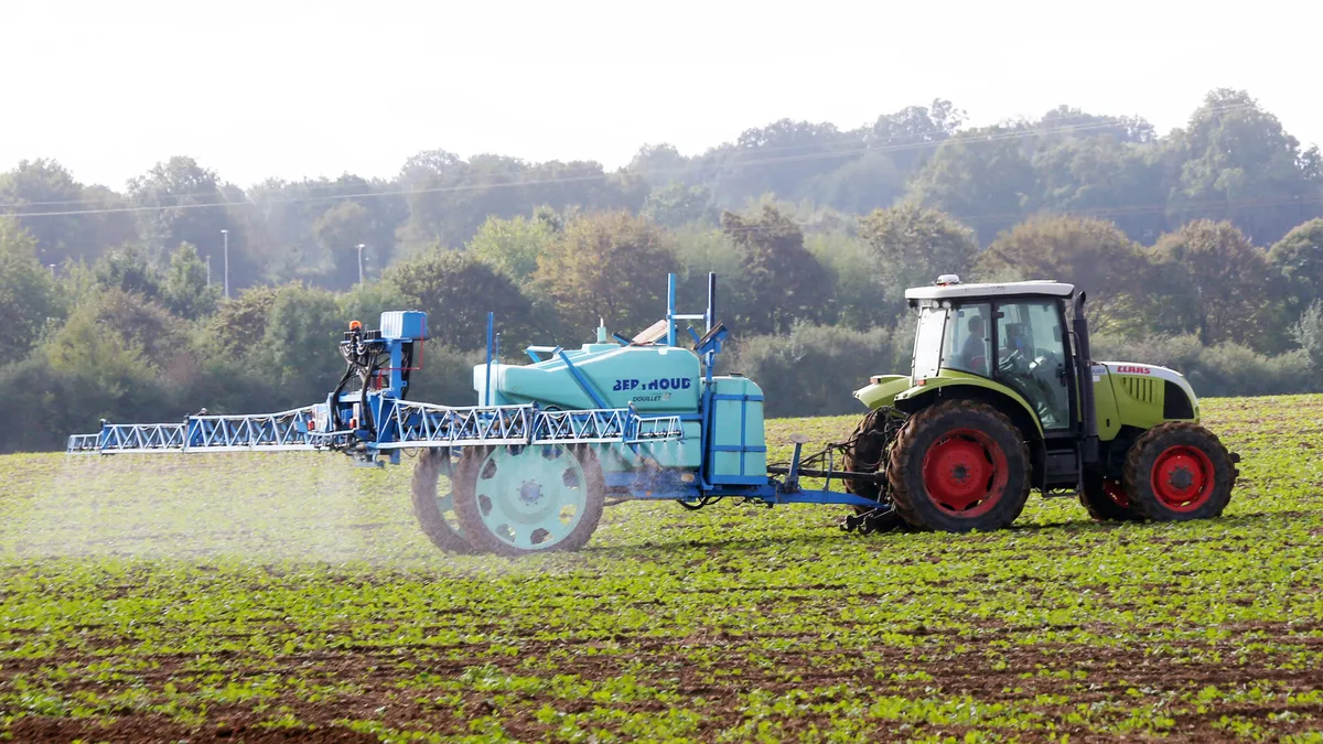 Face à la fronde des agriculteurs, le gouvernement cherche à réorienter sa stratégie de réduction des pesticides… sans trop se dédire