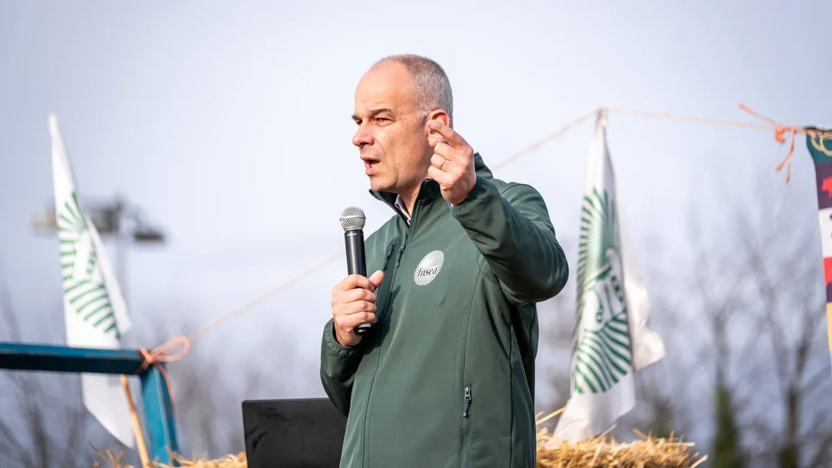 Entre diplomatie et fermeté, la méthode Rousseau séduit les troupes