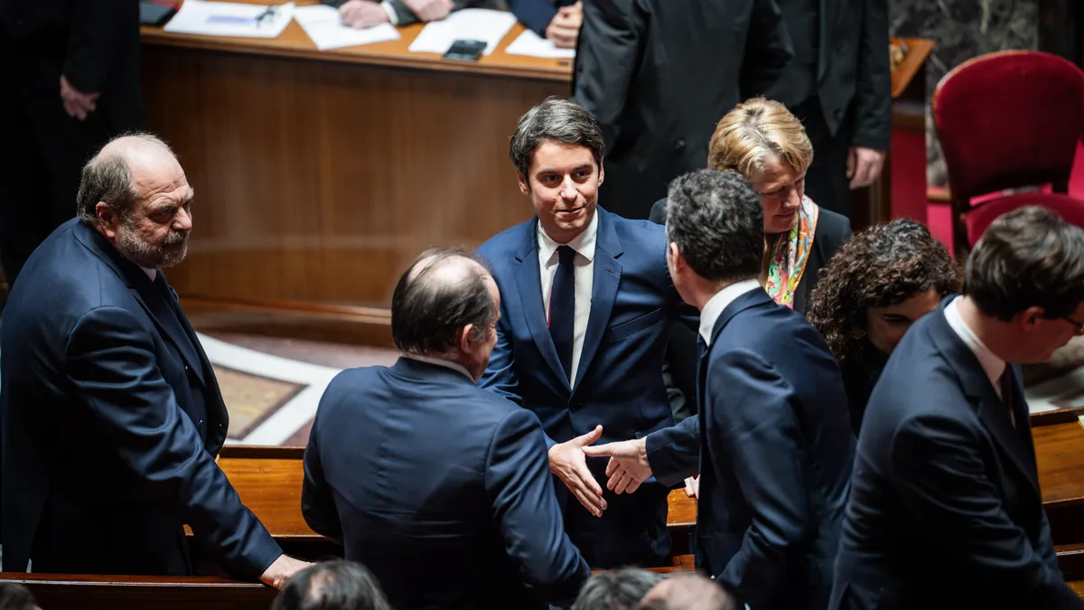 « Il traite tout le monde » : comment Gabriel Attal bichonne les députés
