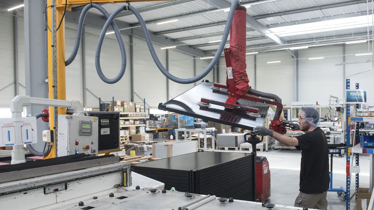 Le « plan de bataille » du gouvernement pour produire des panneaux photovoltaïques « made in France »