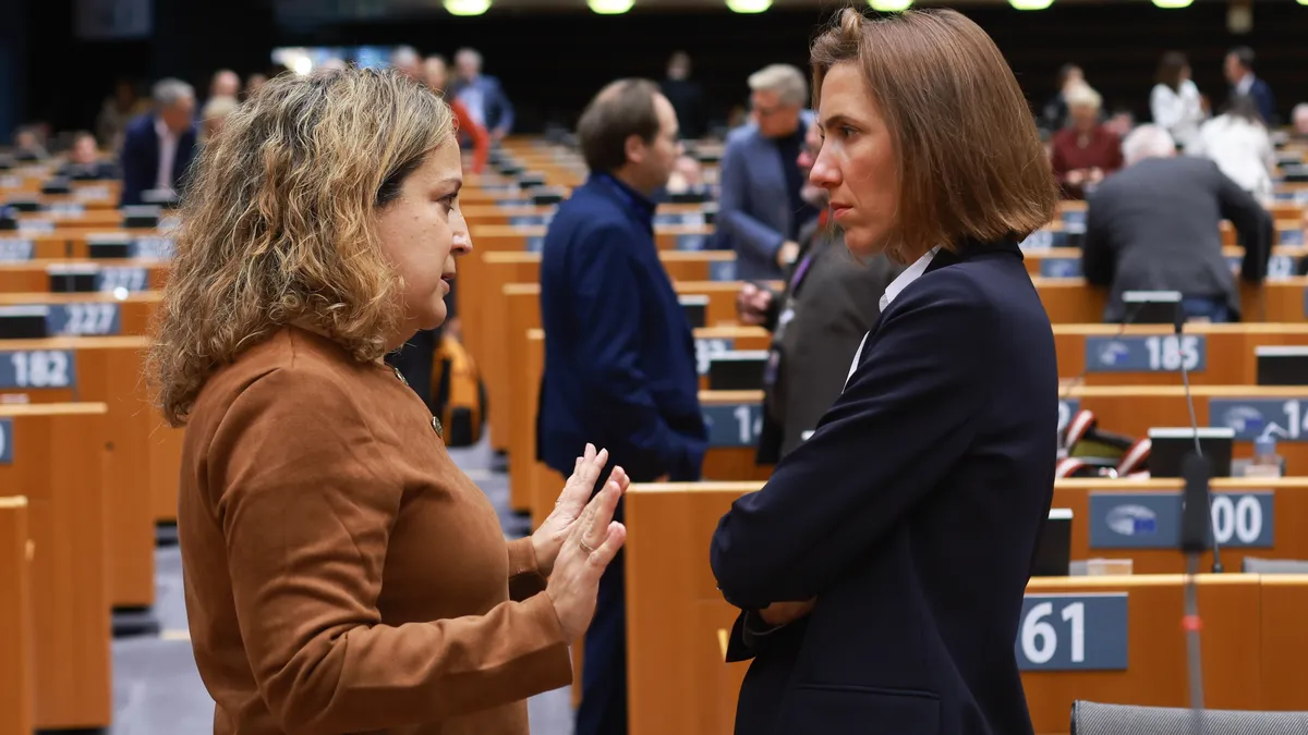 Au Parlement européen, le centre et la gauche cherchent la parade au double jeu de la droite