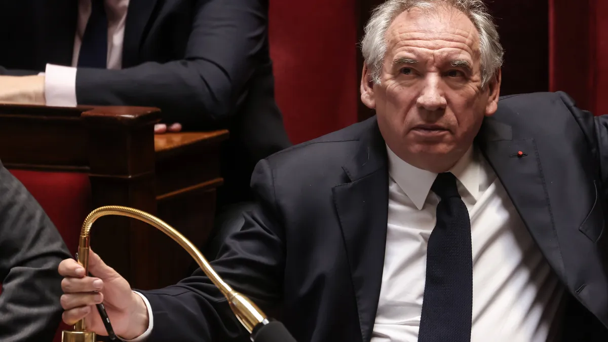 Avec François Bayrou, la France en suspens