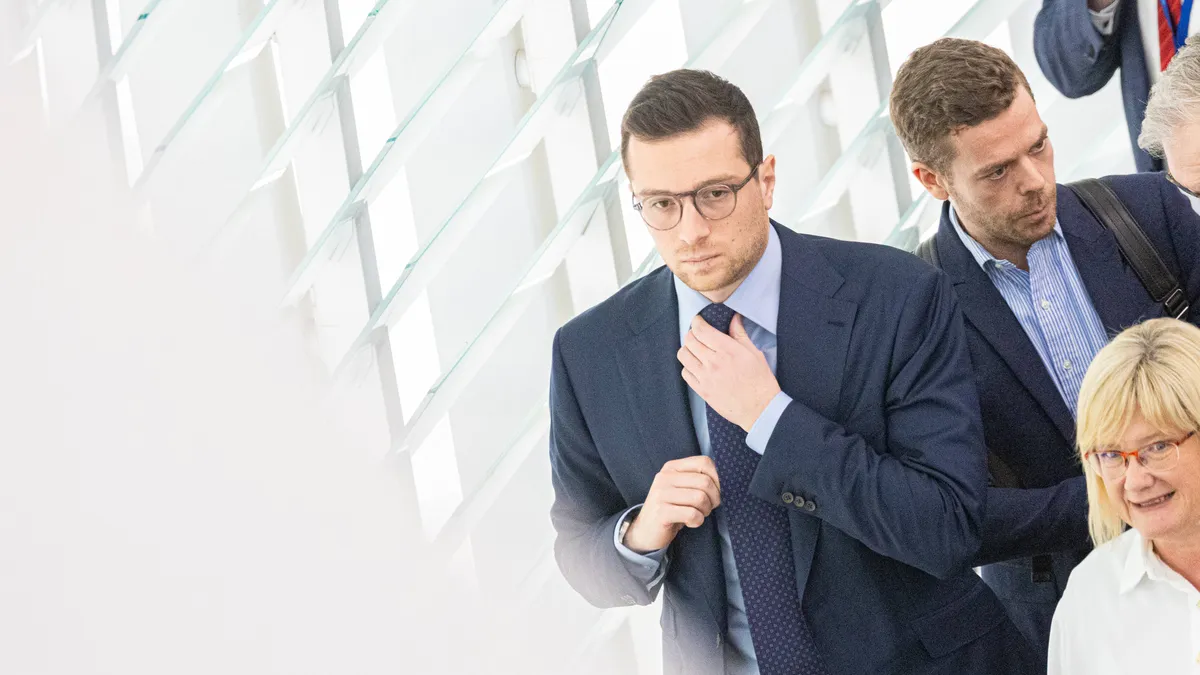 Pro mais pas trop : l’extrême droite tente de se notabiliser aussi au Parlement européen